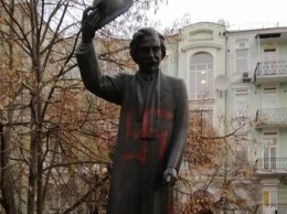 Свастики на памятнике Шолом-Алейхему: действия вандалов квалифицировали как хулиганство