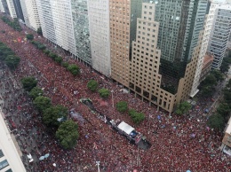 Миллионный парад в Рио в честь победы "Фламенго" в Копа Либертадорес вылился в жесткую конфронтацию с полицией