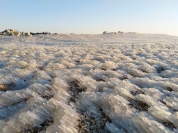 Застывшая пена и геометрия льда: бердянец показал красивые фото ноябрьского шторма на море, - ФОТО