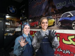 Женщины-автомеханики стали звездами соцсетей в патриархальном Иране (ВИДЕО)