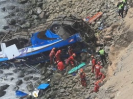 Смертельная авария с автобусом в Перу, авиакатастрофа в Конго и продажа "Vodafone Украина": ТОП новостей дня