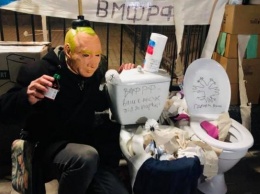 «Первый украинский гумконвой для России»: активисты принесли под посольство РФ унитазы и нижнее белье (ФОТО, ВИДЕО)