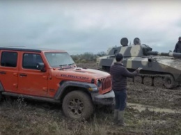 Посмотрите, как Jeep сразился с танком на тяжелом бездорожье (ВИДЕО)