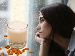 Миндальное молоко от невзгод: Диетологи назвали вкусное и полезное лекарство от плохого настроения