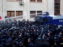 Полиция применила водометы для разгона митингующих в Тбилиси