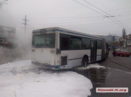 В Николаеве на кольце у автовокзала загорелся пассажирский автобус