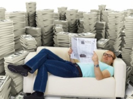 Богатеть лежа на диване: Психолог назвала приемы, помогающие заработать без усилий