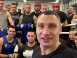 Мэр Киева Кличко провел тренировку по боксу для патрульных полицейских. ВИДЕО