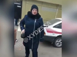 В Одессе полицейская обругала парней и ударила по лицу - видео