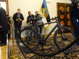 Владимиру Зеленскому в Эстонии подарили велосипед