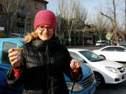 На площади в Мелитополе раздавали бесплатный кофе женщинам