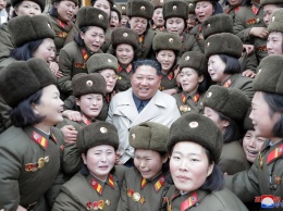 "Они денно и нощно тосковали по великому вождю". Ким Чен Ын посетил женскую армейскую роту и заставил солдат рыдать. Фото