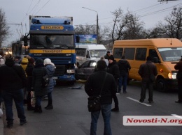В Николаеве столкнулись три автомобиля: ПГС застыл в пробке