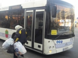 «Он вонючих людей не возит»: водитель не пустил женщину в автобус (Фото)