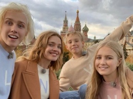 Стильная семейка: Наталья Водянова в ярком образе гуляет по Парижу с сестрой и сыном