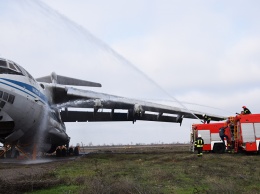 В Николаевском аэропорту спасатели учились тушить самолет (ФОТО, ВИДЕО)