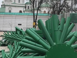 Праздник приближается - в Киеве начали устанавливать елку