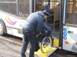 В Кривом Роге активисты на колясках провели тренинг для водителей общественного транспорта, - ФОТО