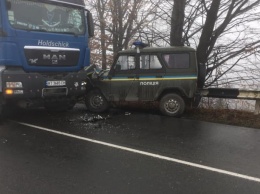 На Ивано-Франковщине полицейский "бобик" влетел под грузовик