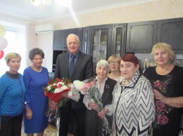 Учитель из Бердянска Валентина Моисеевна Береговая принимала поздравления с 90-летием