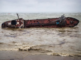 Затонувший в Одессе танкер могут оставить на пляже как достопримечательность, но есть еще два варианта
