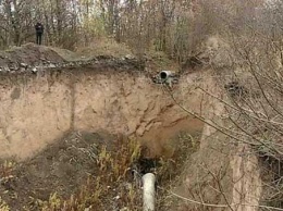 В Днепре огромная пропасть выросла рядом с жилмассивом (ВИДЕО)