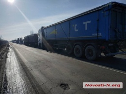 Движение на трассе Николаев-Херсон практически заблокировано: ремонт дороги, огромные пробки