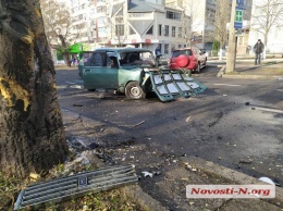 В центре Николаева ВАЗ врезался в два дерева и отлетел в «Ауди»: двое пострадавших, проспект заблокирован