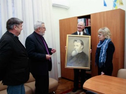 Полтавский ученый сделал ценный подарок Краеведческому музею (фото)