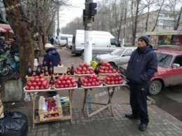 Мужчина с гранатами в Мелитополе перегородил тротуар (фото)