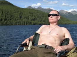 ''Голый торс уже не в моде'': Кремль одобрил новые календари с Путиным