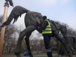 Одесские коммунальщики смыли ненужные надписи с лошади атамана Головатого