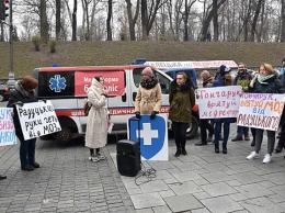 Под Кабинетом министров прошла акция "Медреформа без колес"