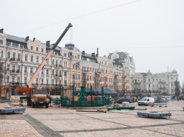 В Киеве продолжают устанавливать главную елку и праздничный городок: как выглядит Софийская площадь сейчас