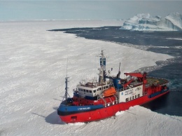 В Антарктиде оказались запертыми льдами 42 ученых