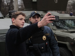 В Одессе школьники чуть не разобрали по винтикам новейшую гвардейскую технику (видео)