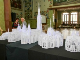 Из Мелитополя в Полтаву доставили уникальную коллекцию готических соборов (фото)