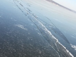 Люди стояли и снимали на телефоны: в Энергодаре девочка провалилась под лед