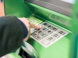 Мошенники изобрели новый способ обмана с картами возле банкоматов