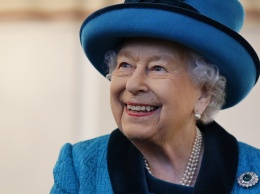 Королева Великобритании Елизавета II отрекается от престола, кто займет ее место