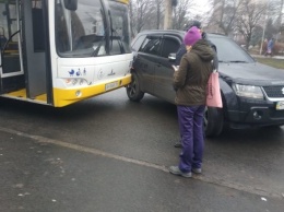 В Мариуполе коммунальный автобус протаранил внедорожник, - ФОТО