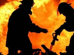 В Харькове спасатели несколько часов тушат масштабный пожар в жилом доме