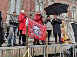 Протесты под НБУ: силовиков оказалось больше, чем противников Смолия