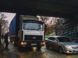 В Днепре на Крестьянском спуске фура не "вписалась" под мост и застряла: затруднено движение