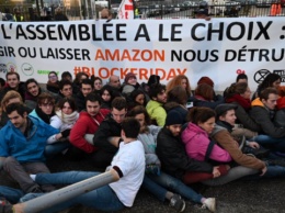 Противники "черной пятницы" во Франции заблокировали Amazon, H&M и AppleStore