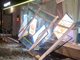 В Киеве взорвали отделение Ощадбанка: деньги разбросало по улице