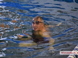Мэр Сенкевич проплыл 50 метров, прыгнул с вышки и завоевал «серебро». Видео