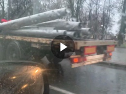 В Харькове прямо на ходу из автомобиля вывалились большие трубы (видео)