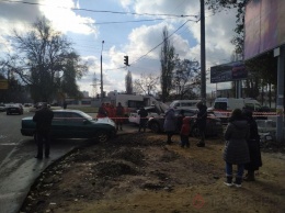 ДТП на Таирова: из-за столкновения двух машин попала в больницу женщина-пешеход