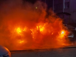 Пожар в центральной части Днепра: загорелось сразу несколько авто